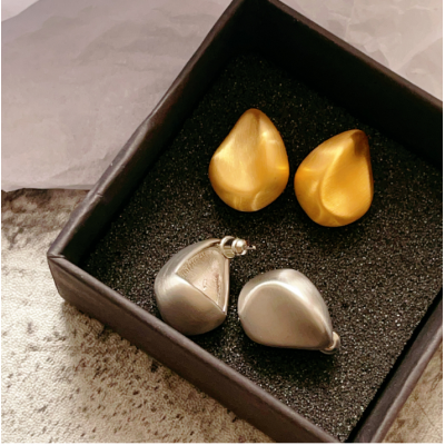 European and American style 18K metal plated shaped hollow earrings, light luxury, high-end feel earrings, cold air bag, earlobe and ear accessories