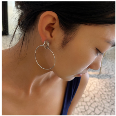 European and American style minimalist plain ring large earrings with a personalized and high-end feel, fashionable and suitable for square and round face ear accessories